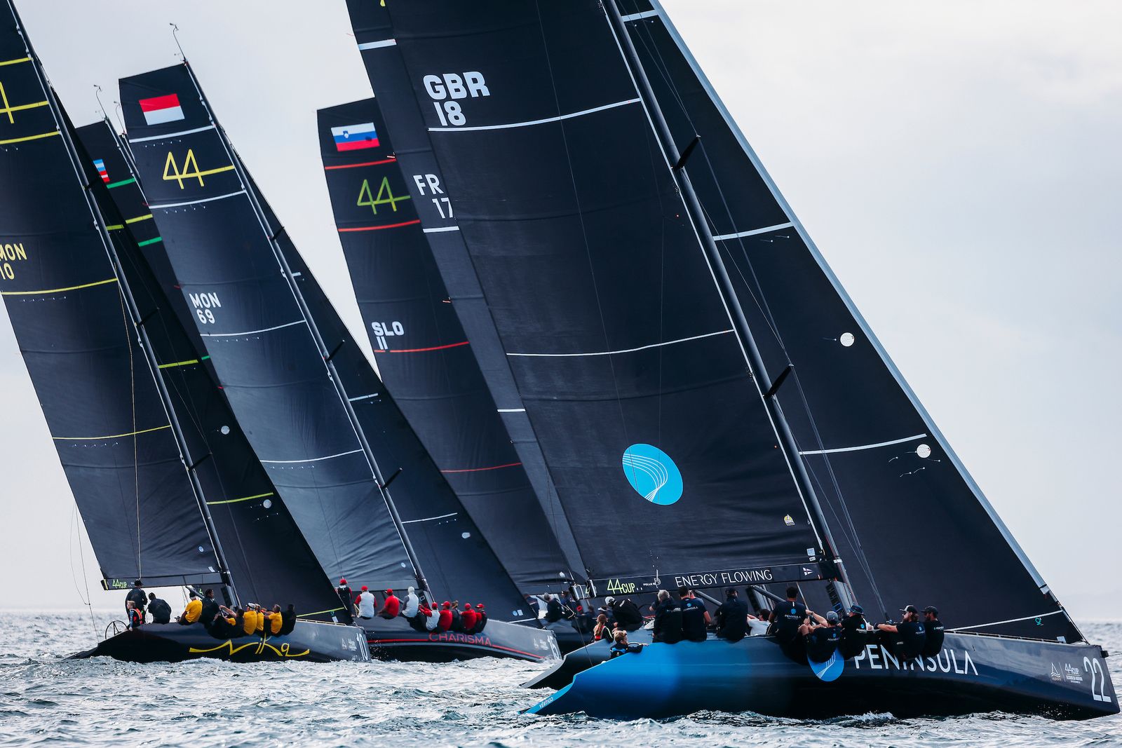 Varias de las embarcaciones, con la gibraltareña Península en primer término