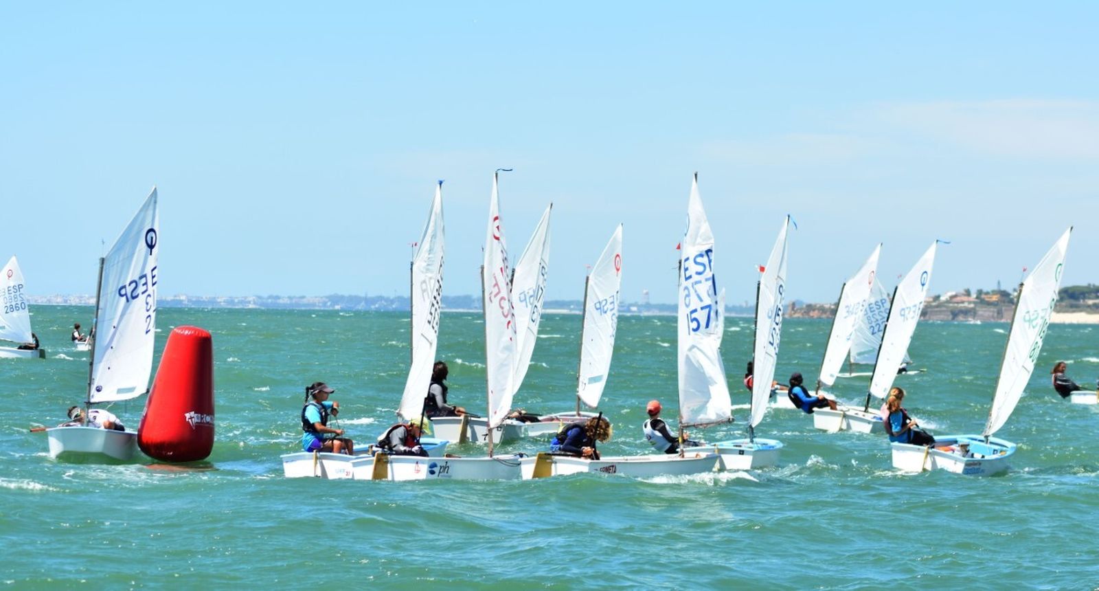 Los óptimist, durante un momento de la jornada en esta prueba en aguas gaditanas.