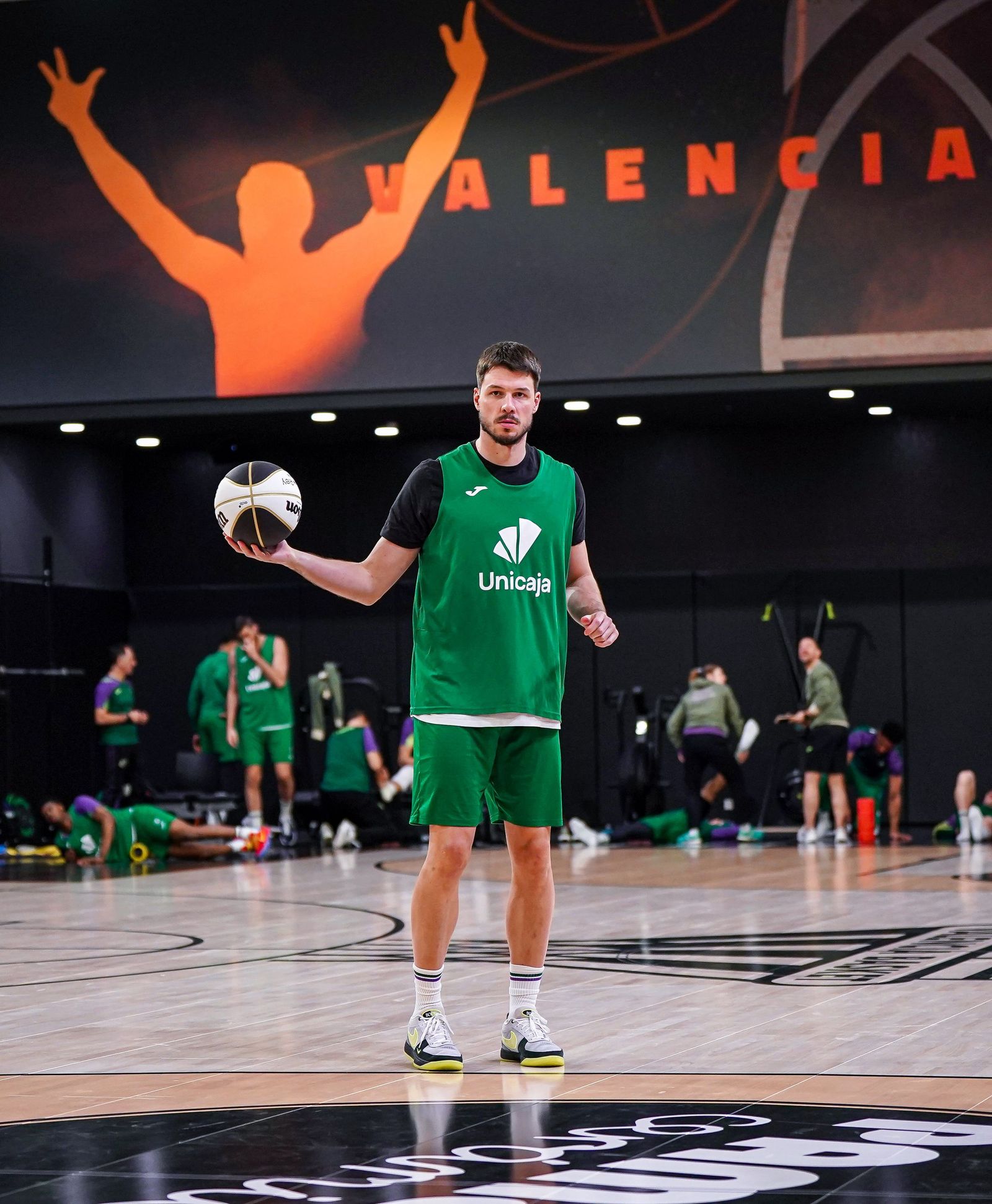 El Unicaja prueba la pista auxiliar del Roig Arena