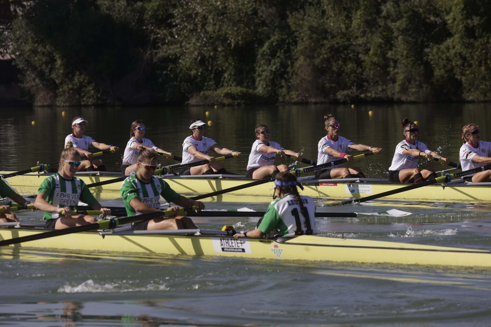 La Regata Sevilla-Betis femenina en imágenes