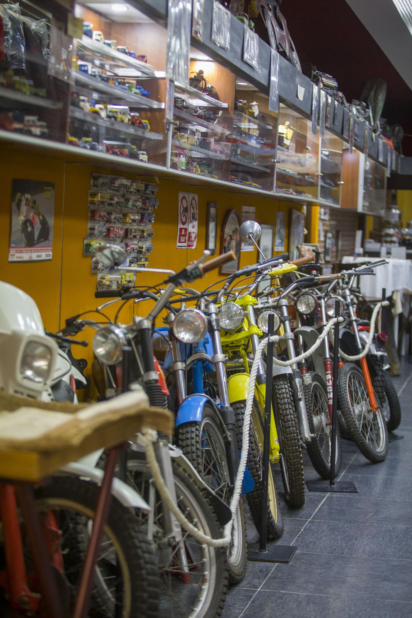 Así es el bar Pelayo-Hecho en Cádiz, un museo del buen comer y el motor