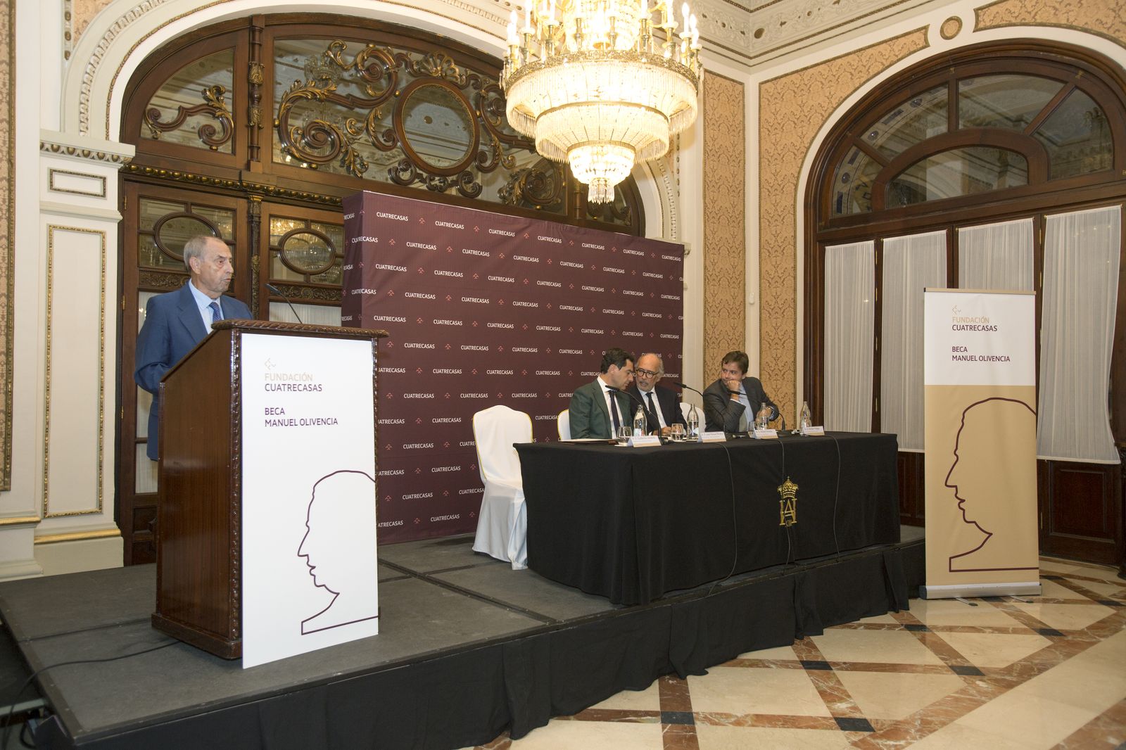 Las imágenes de la entrega de la Beca Manuel Olivencia