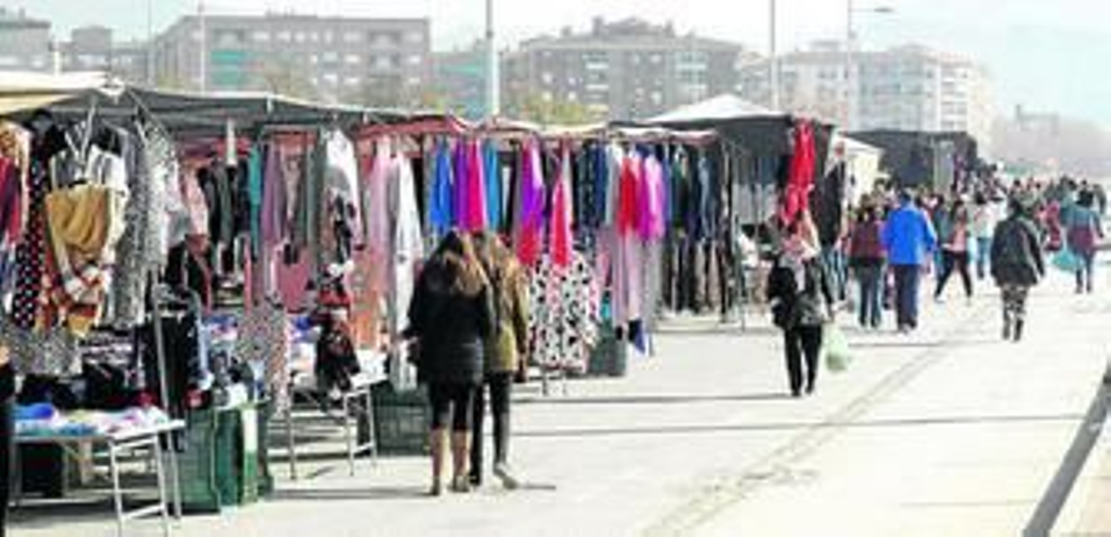 El mercadillo se extiende ahora sólo a lo largo de un lado de la calle para respetar el nuevo pavimento.