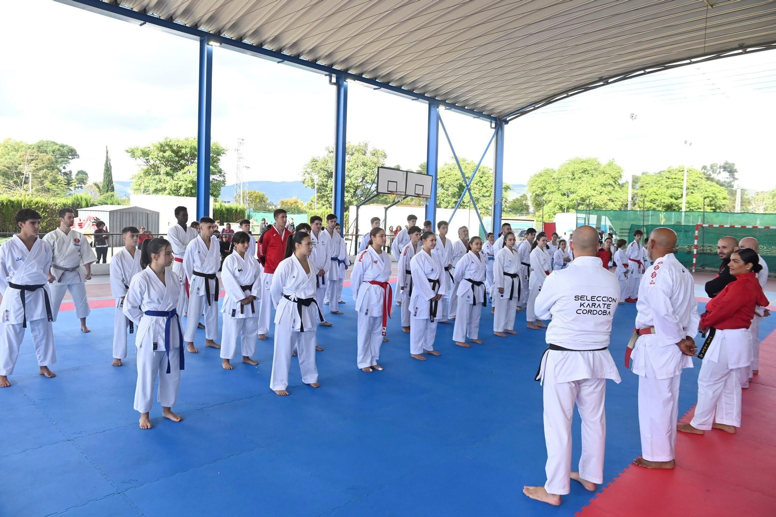 El Equipo Atama disfruta en Córdoba de la maestría de María Torres, campeona del mundo de kárate