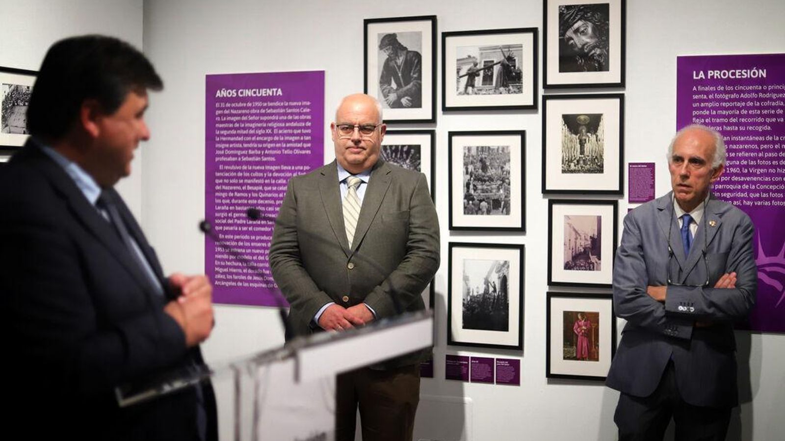 El alcalde de Huelva, Gabriel Cruz,  junto al presidente de la hermandad del Nazareno y el comisario de la exposición.