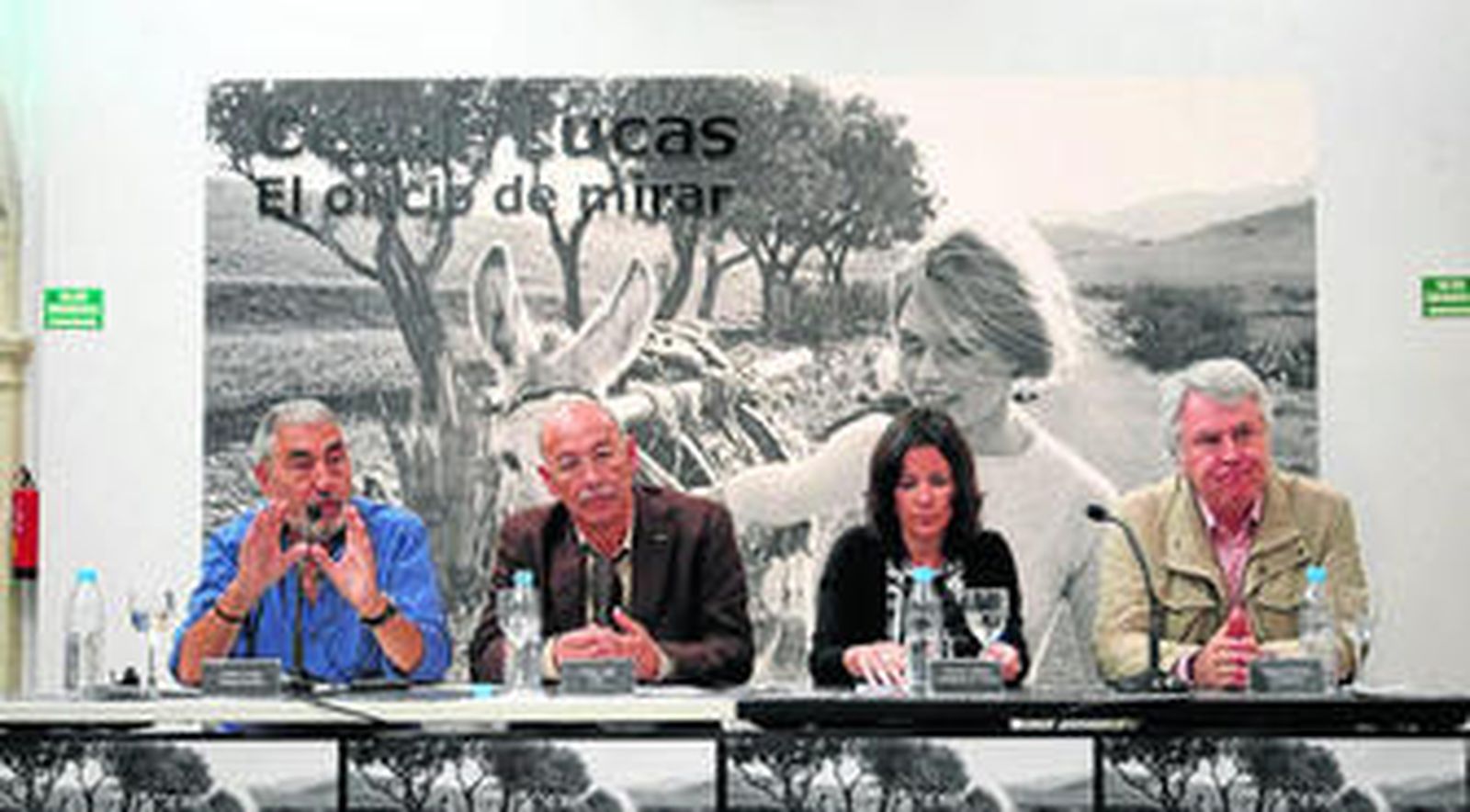 Yolanda Callejón con Pablo Juliá, César Lucas a la izquierda y el comisario de la exposición, Miguel Gómez.