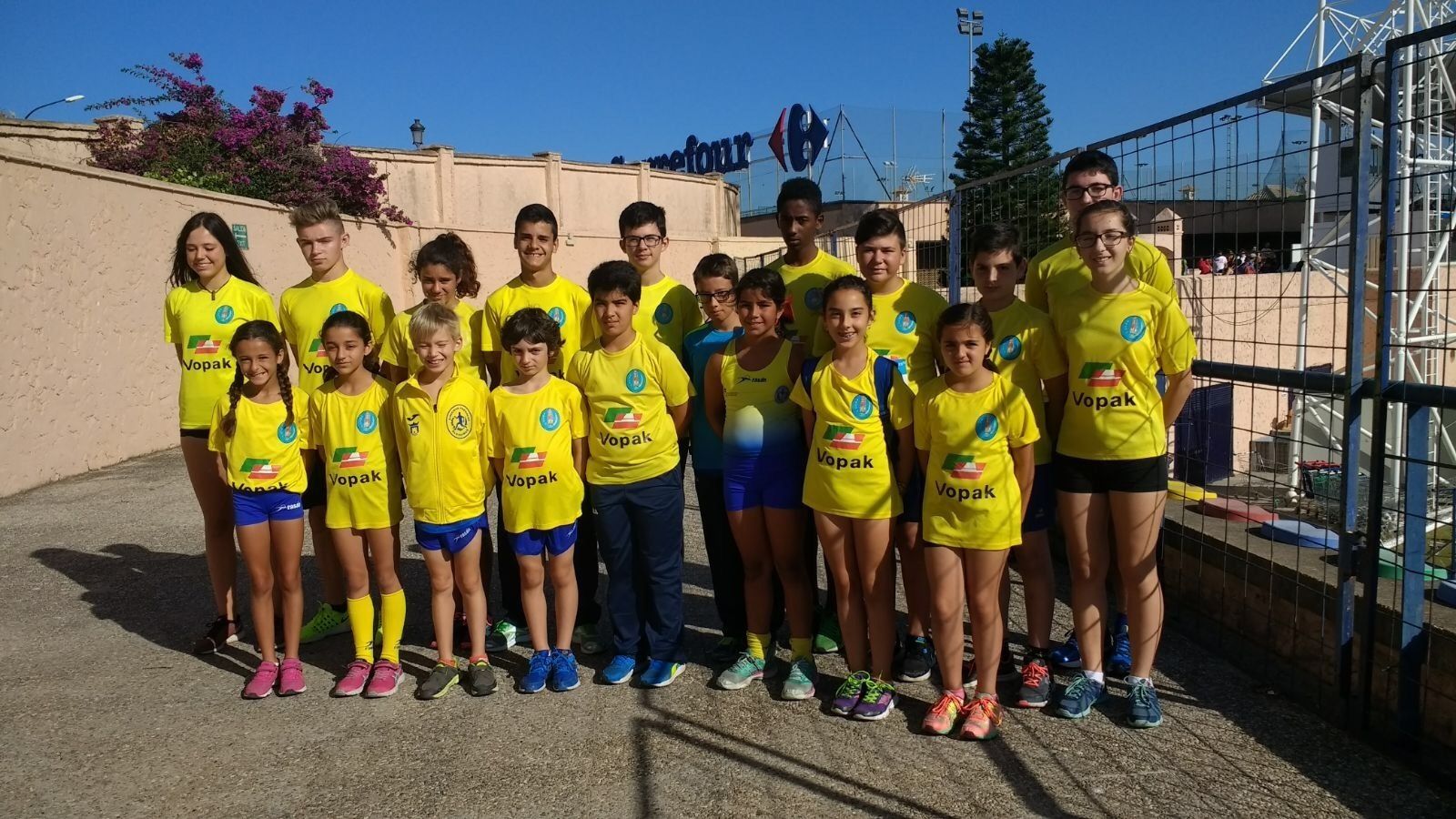 La expedición del Atletismo Inmaculada en el estadio Iberoamericano.