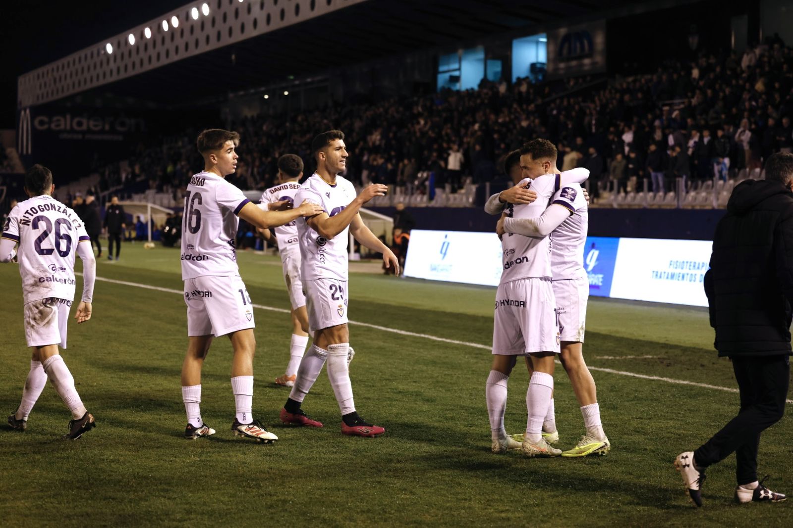 Agus Alonso se abrazo con Curro Burgos tras el segundo tanto blanco.