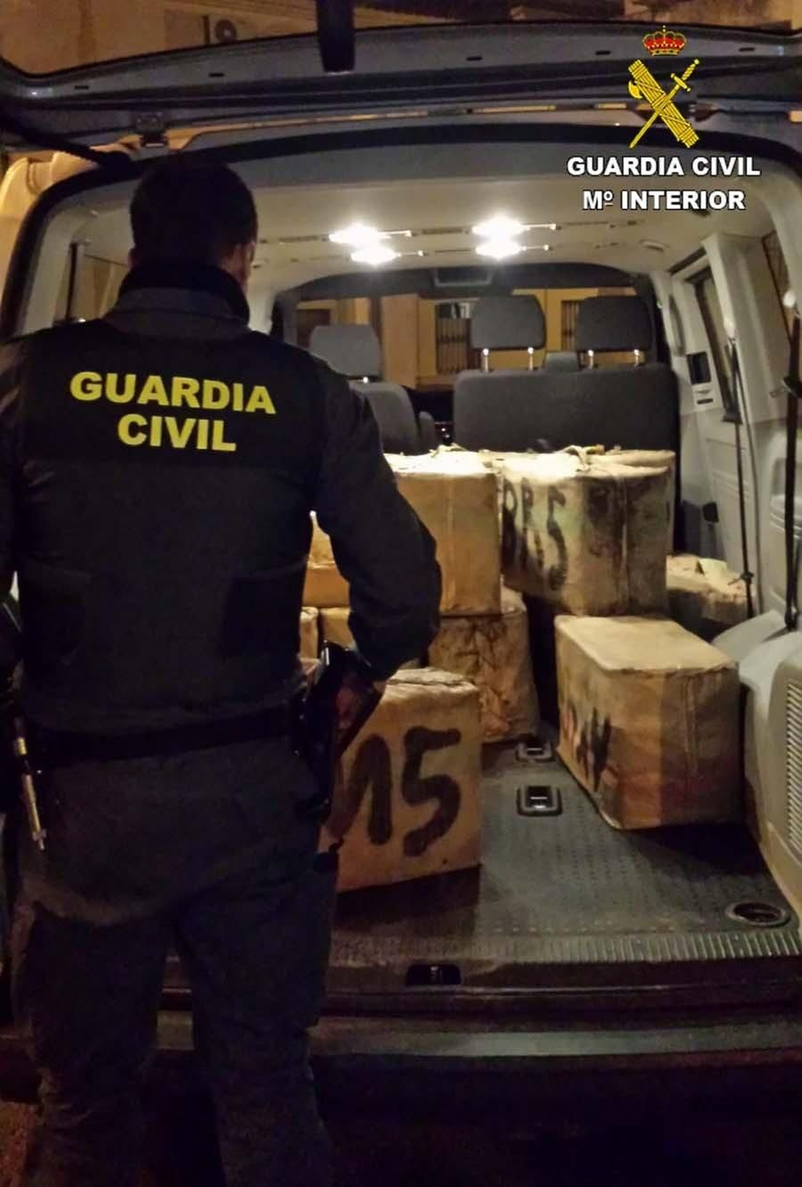 Fardos en la parte trasera de la furgoneta interceptada.