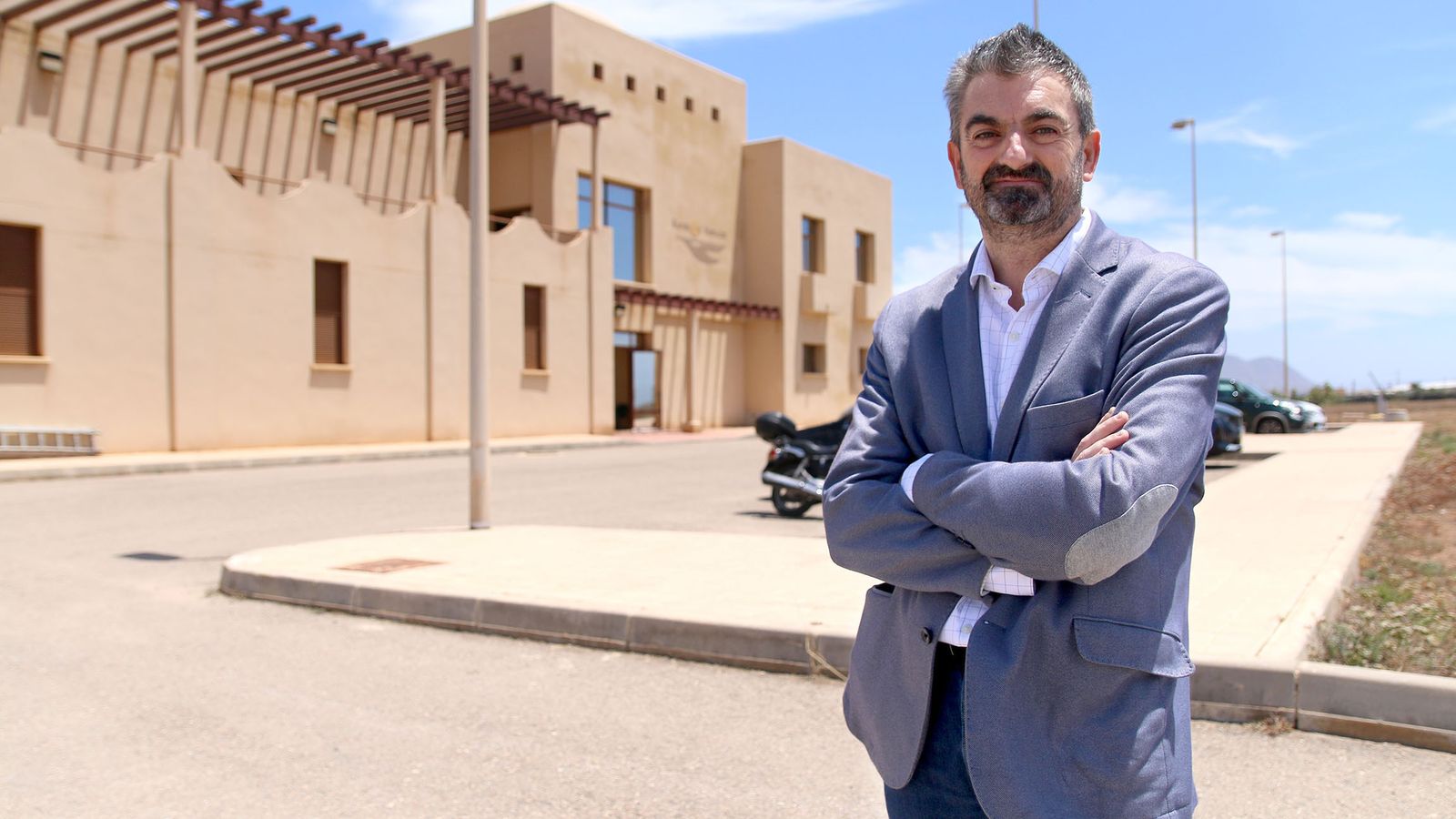 Colomina a la entrada de las instalaciones de Mar de Alborán en Cabo de Gata.