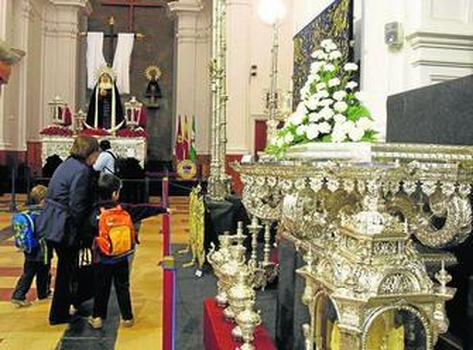Las Aguas organizó una exposición cofrade en la iglesia del colegio de San Felipe Neri hace unos días.