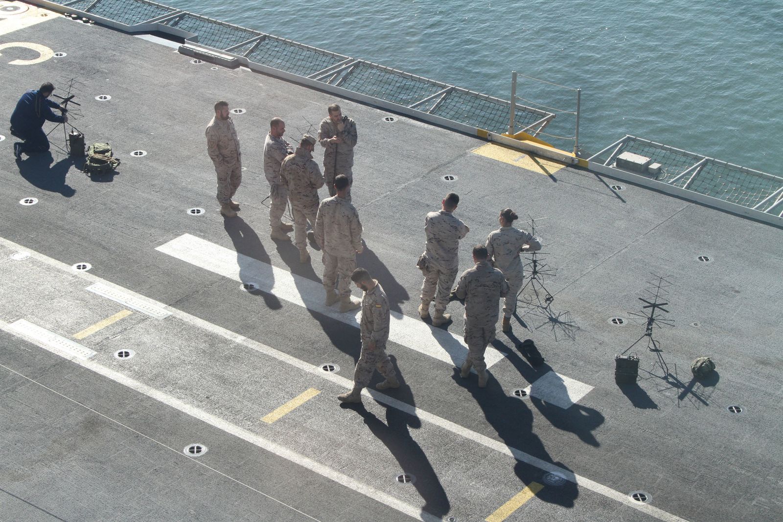 Imágenes de las primeras horas del portaaviones "Juan Carlos I" en el puerto de Huelva, durante su visita este fin de semana