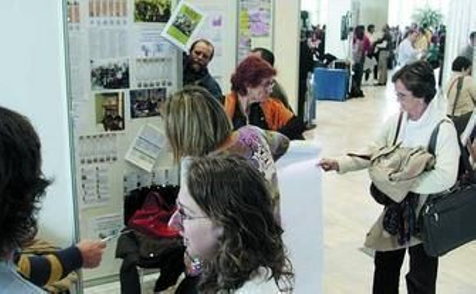 1. La consejera de Educación de la Junta, Teresa Jiménez, junto a los premiados por sus proyectos para mejorar la actividad docente, en la mañana de ayer. Las modalidades son el premio Joaquín Guichot y Antonio Domínguez Ortiz. 2. El Palacio de Congresos acoge las iniciativas presentadas en el certamen de investigación e innovación educativa. Fotografía: Miguel Rodríguez.
