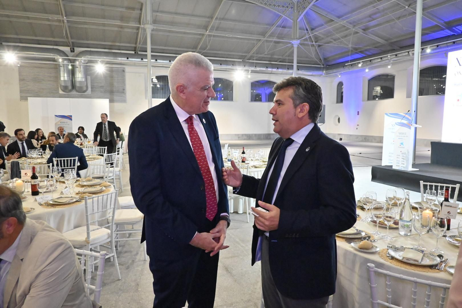 Imágenes de los invitados a la gala de los  37 premios Onubenses del Año