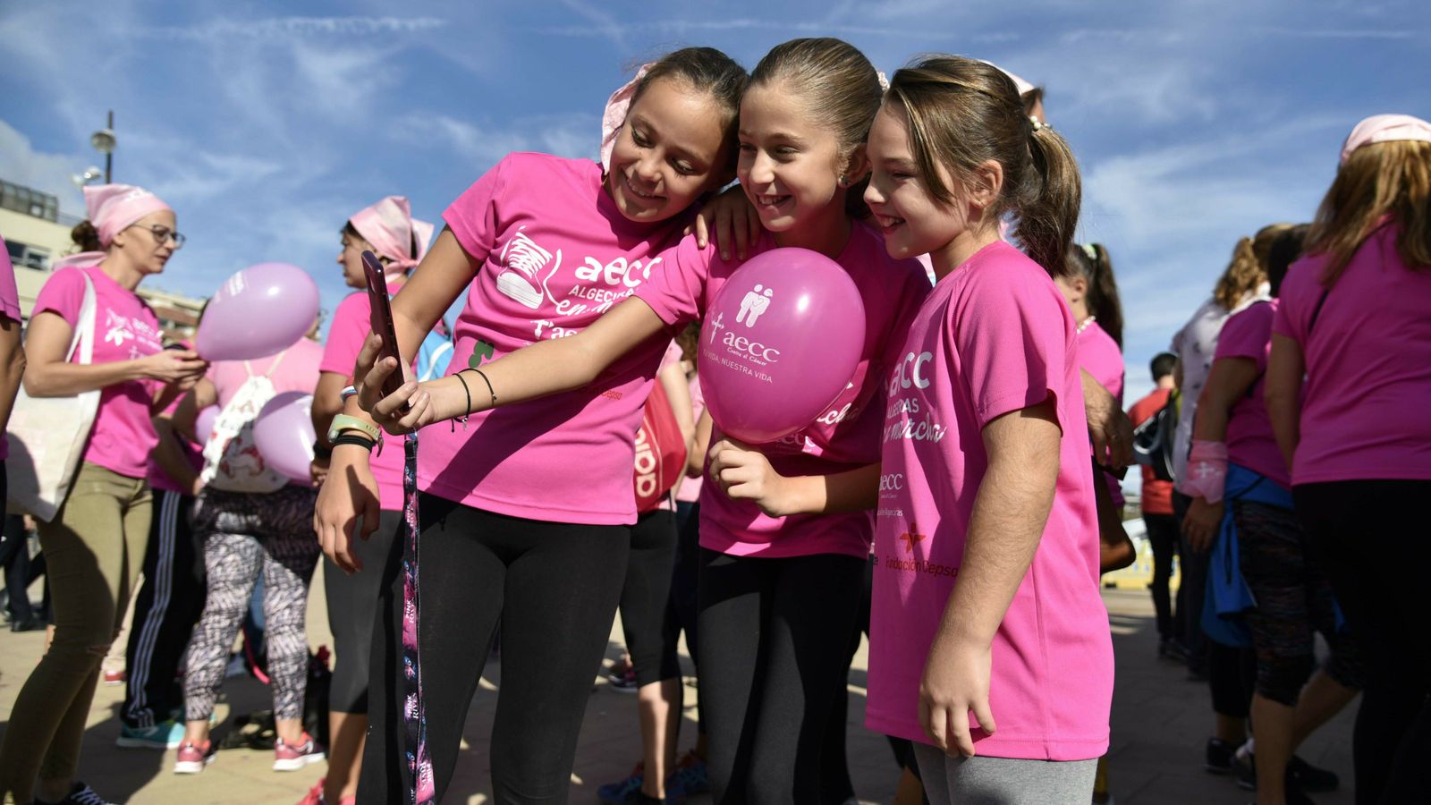 las mejores fotos de la Marcha contra el cáncer de mama en Algeciras