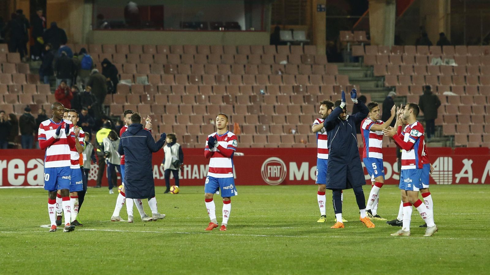 Los jugadores del Granada agradecieron al final el apoyo de sus aficionados