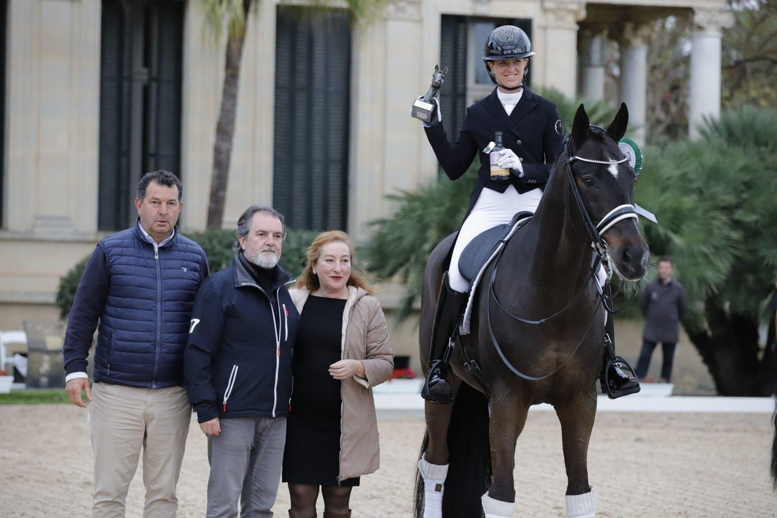 La francesa Morgan Barbançon con 'Sir Donnerhall II Old' conquisto la 'Kür Gran Premio'.