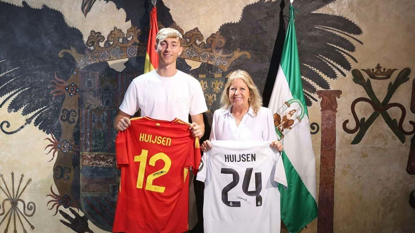 Dean Huijsen y la alcaldesa de Marbella