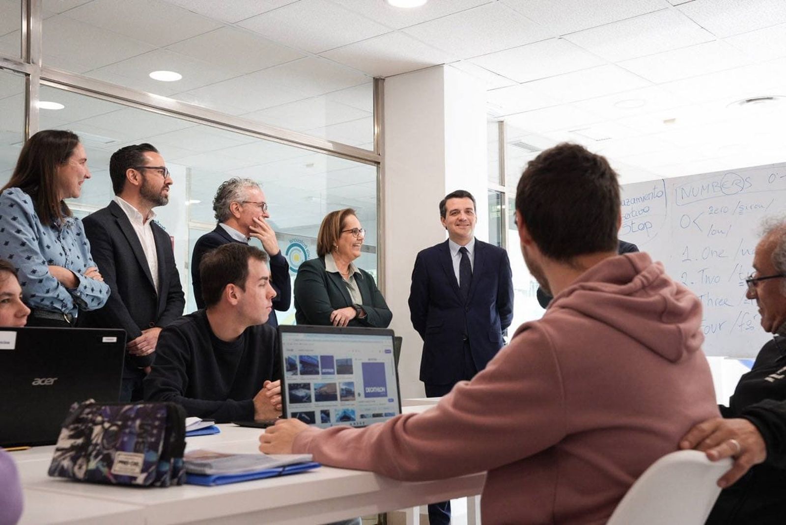El alcalde de Córdoba, en el centro, durante su visita, junto a Blanca Torrent.