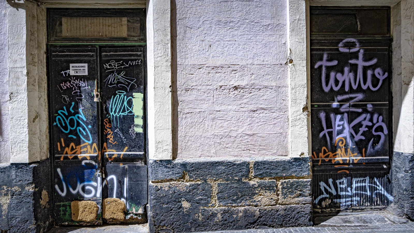 Pintadas y grafitis en el centro de Cádiz