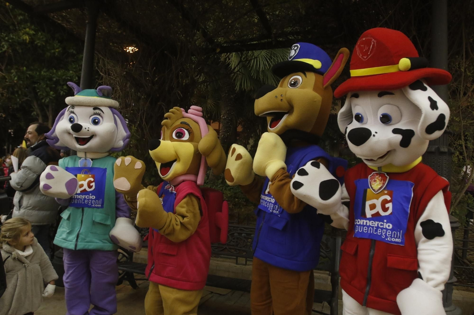 El encendido del espectacular alumbrado navideño de Puente Genil, en fotografías