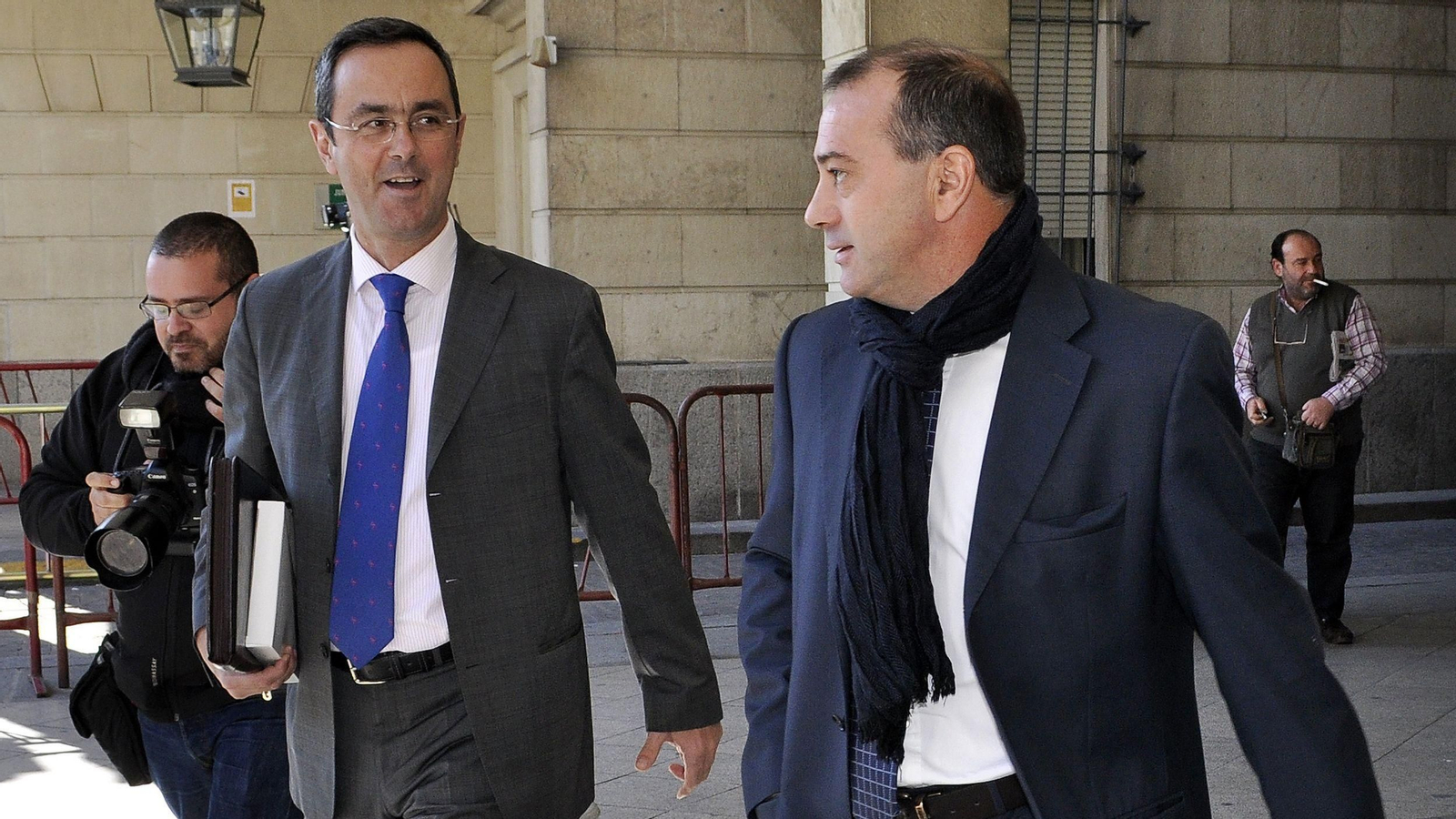 Pizo Gómez (a la derecha) y su abogado, en la Audiencia de Sevilla.