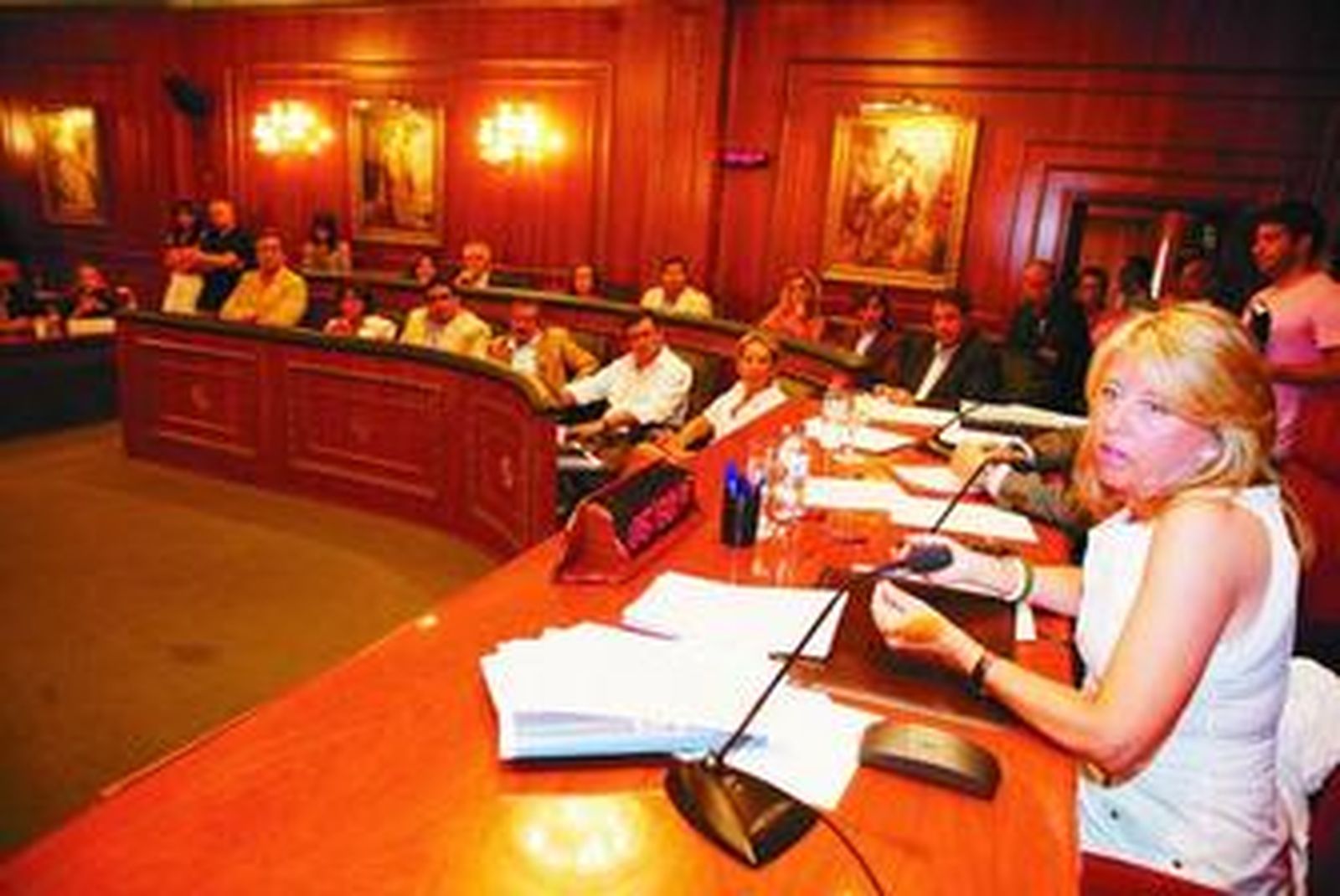 Ángeles Muñoz, alcaldesa de Marbella, interviene ayer en la sesión plenaria donde se aprobó el PGOU.