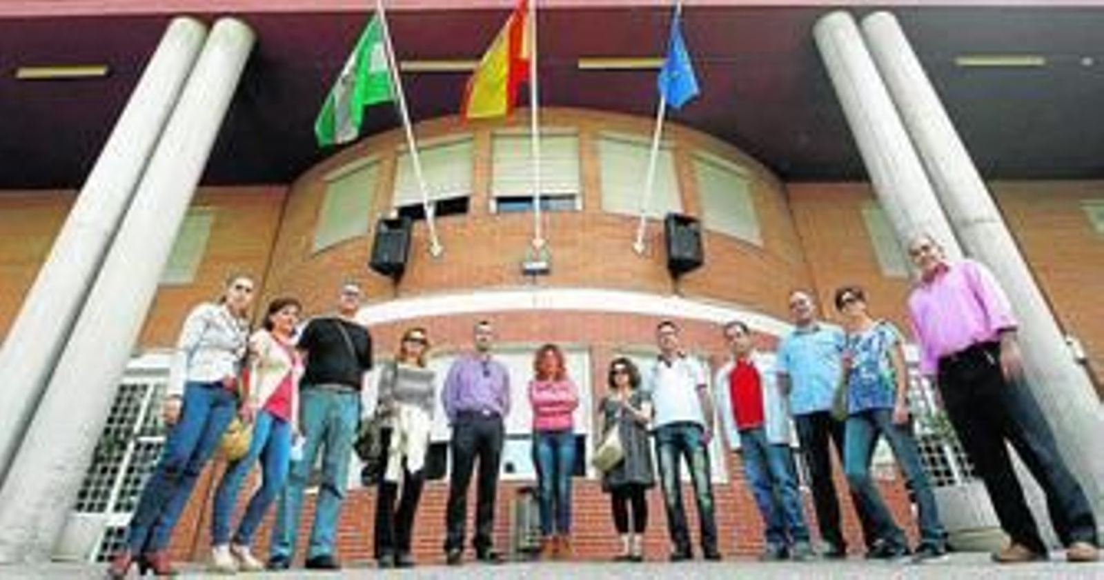 Algunos de los padres afectados, ayer frente al IES Generalife.