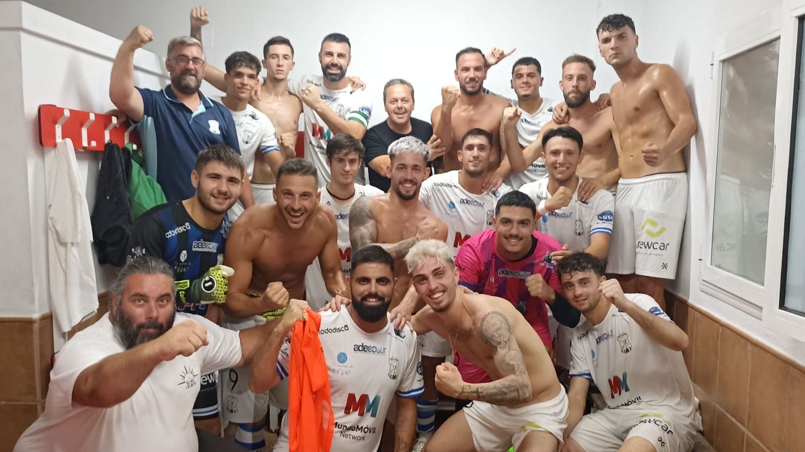 Los jerezanos celebran el triunfo en el vestuario de La Unión.