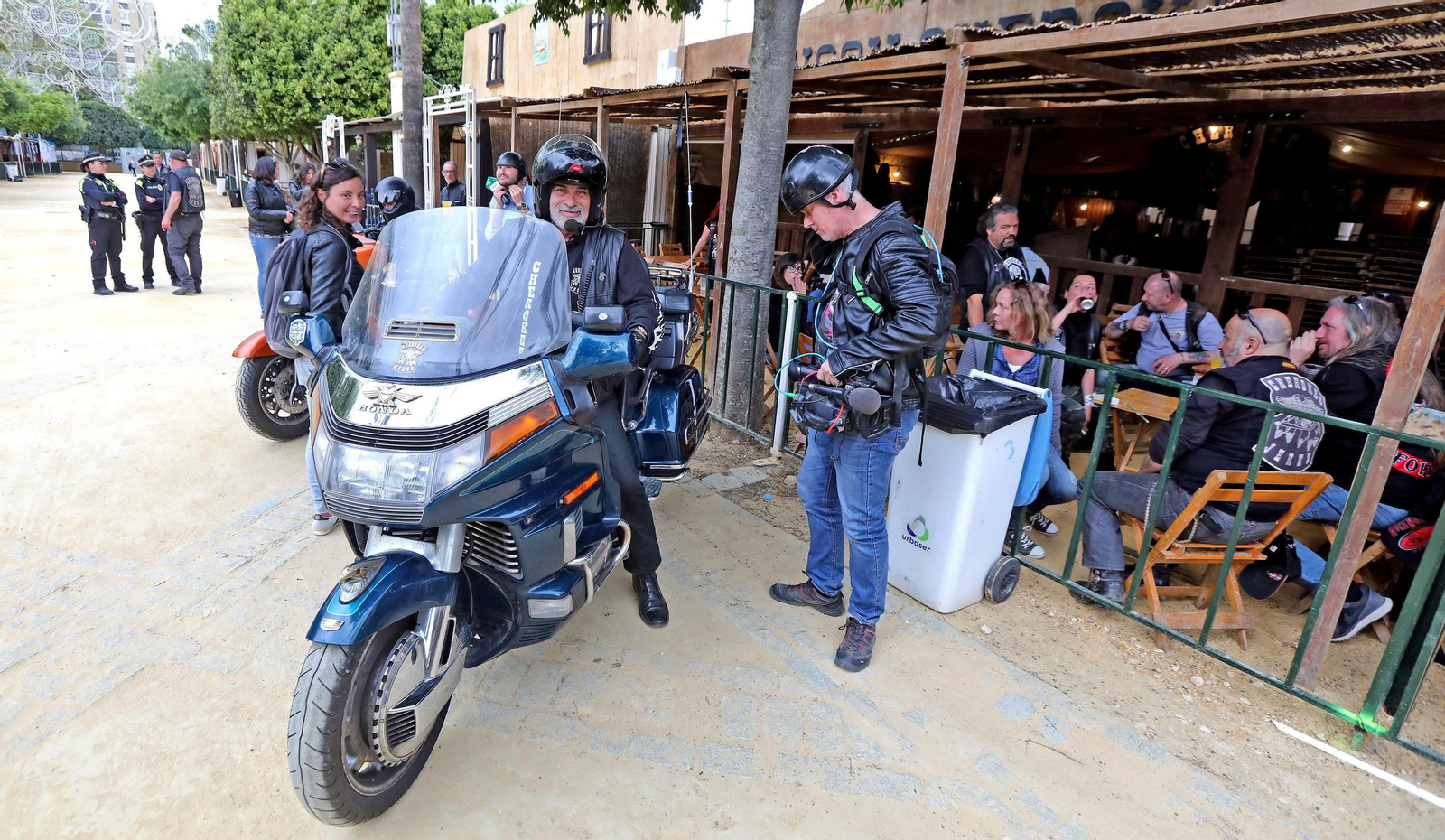 Moteros ayer en la caseta del Club Cherokee, acompañados de un cámara de Canal Sur para la grabación de un reportaje.
