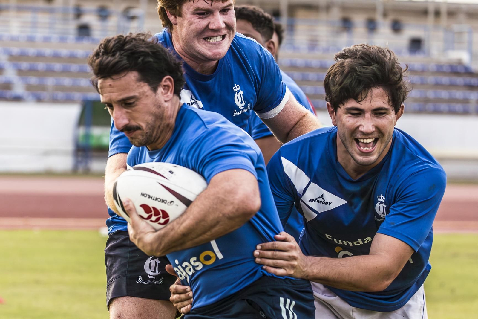 Tani Bay conduce el balón durante un entrenamiento con el Cajasol Real Cienicas Sevilla.
