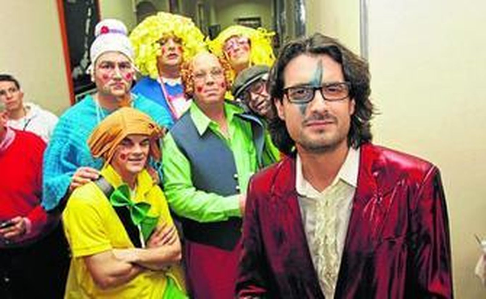 Felipe Marín acompañado de algunos componentes de su chirigota en los camerinos del Falla.