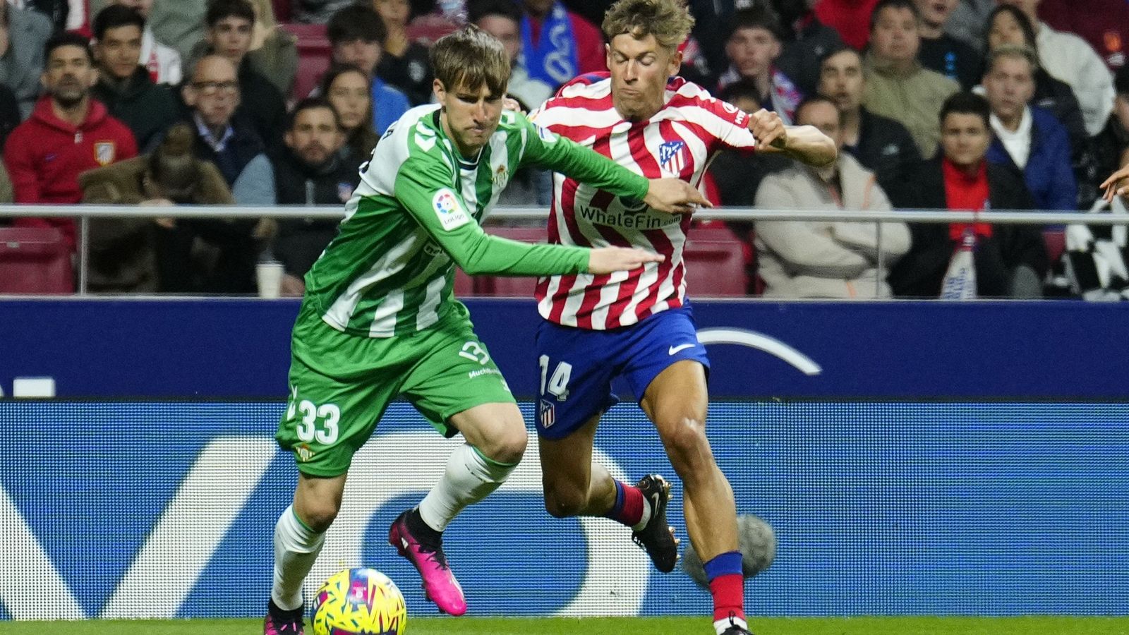 Miranda disputa el balón con el jugador del Atlético de Madrid Marcos Llorente.
