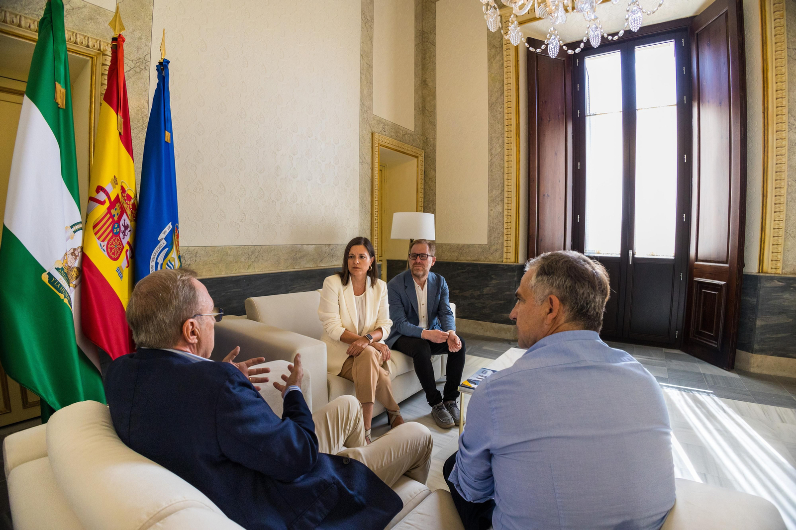 Cavada y Rodríguez con representantes de Interparking.