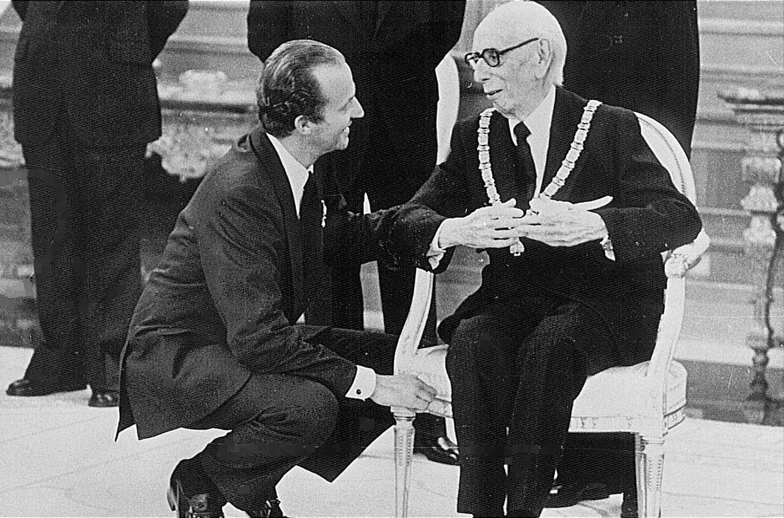 José María Pemán cuando recibió el Toisón de Oro de manos del Rey Juan Carlos