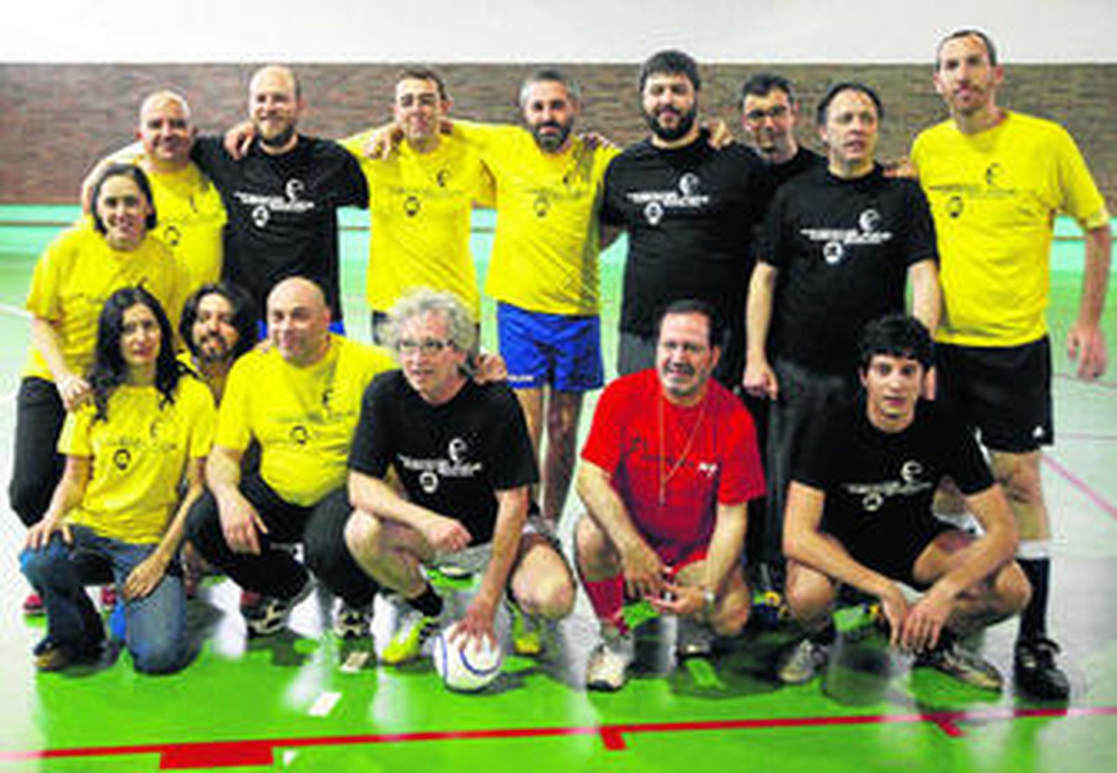 La alineación de poetas y cuentistas posa instantes antes del partido de fútbol que arbitró Pedro Benzal.