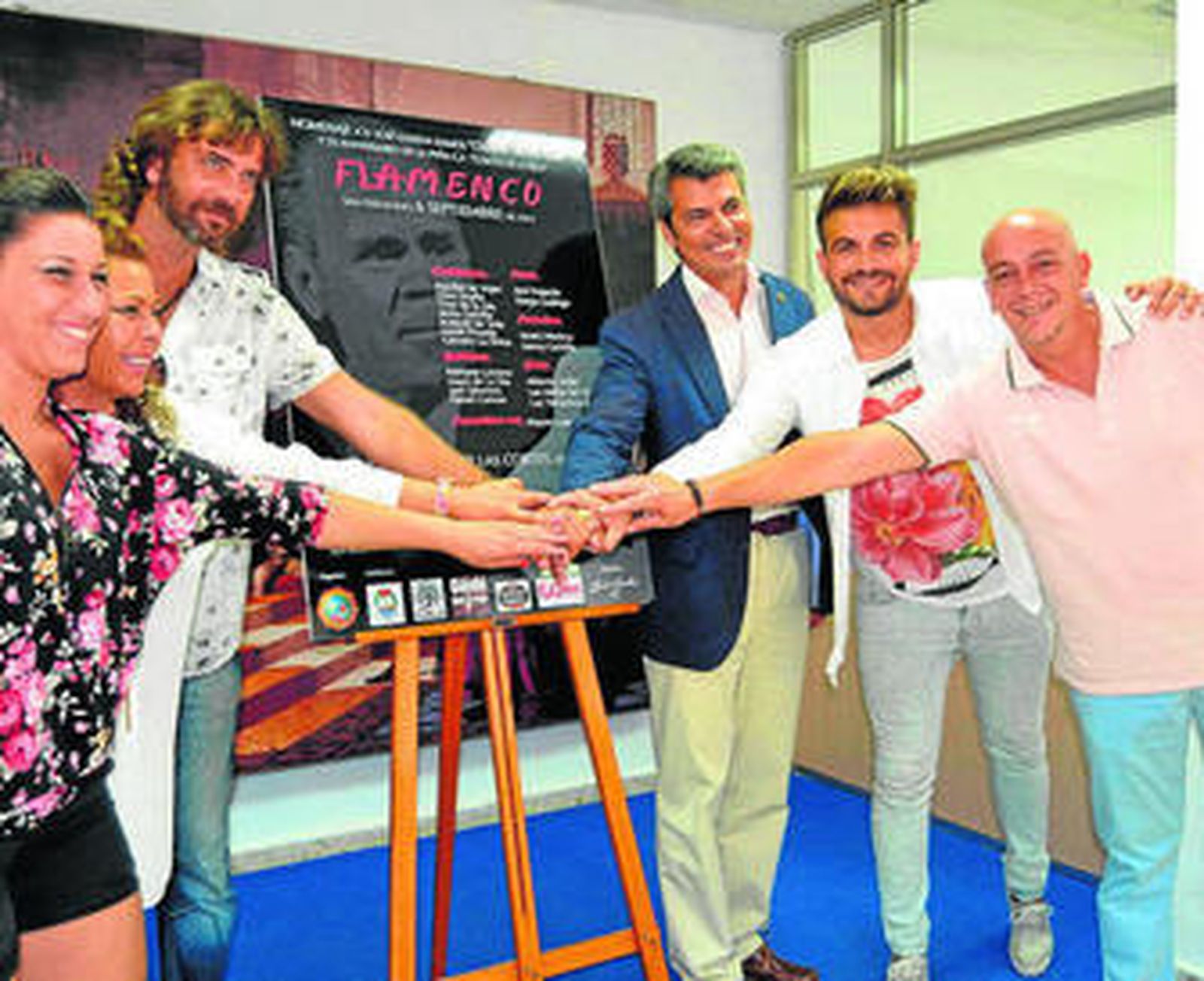 Algunos de los artistas que participan en el homenaje a Chato de La Isla, junto a Romero y a Mota.