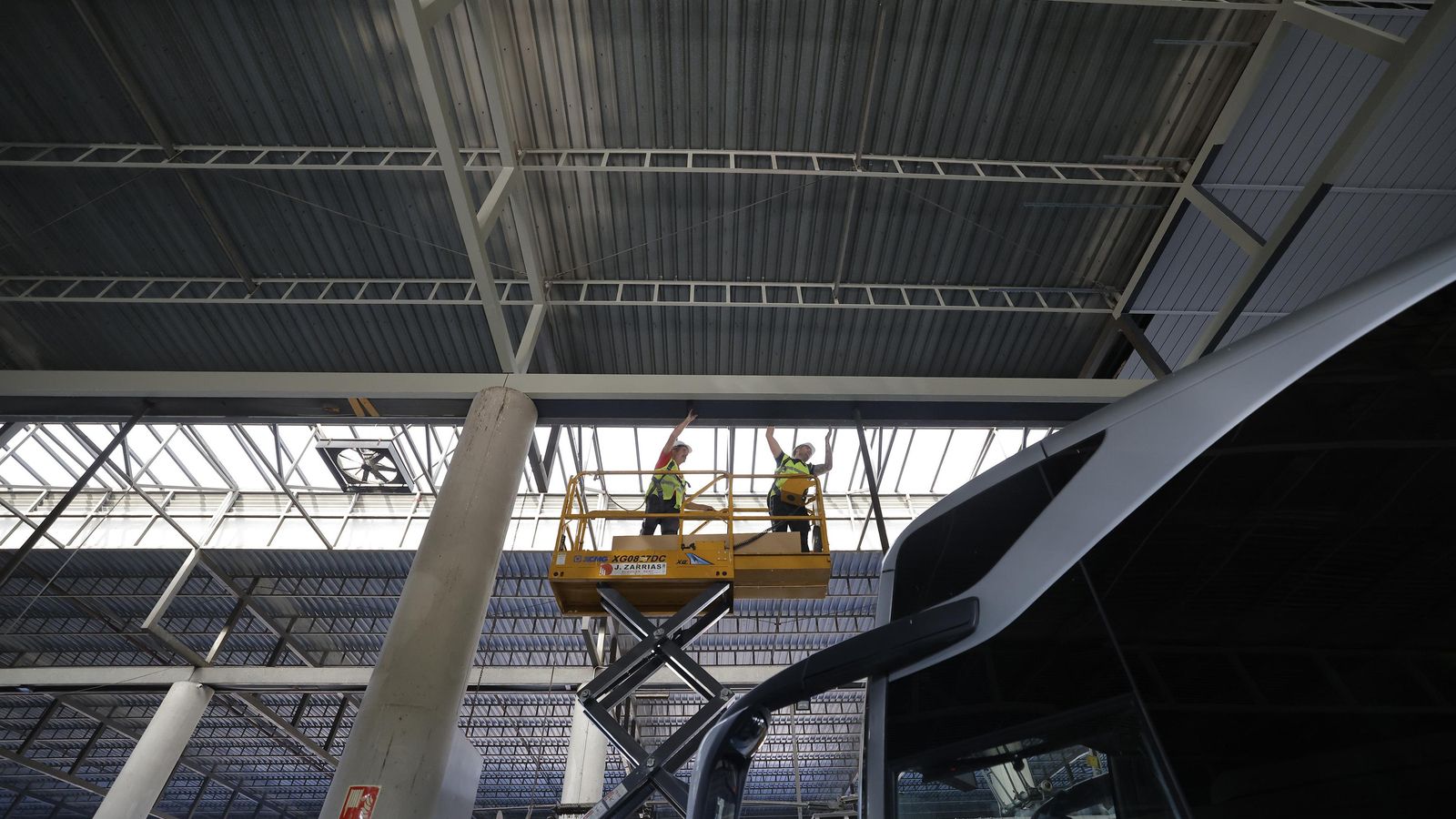 Los falsos techos de la estación se han desmontado por completo, tienen aislamiento y se están colocando nuevas lamas.