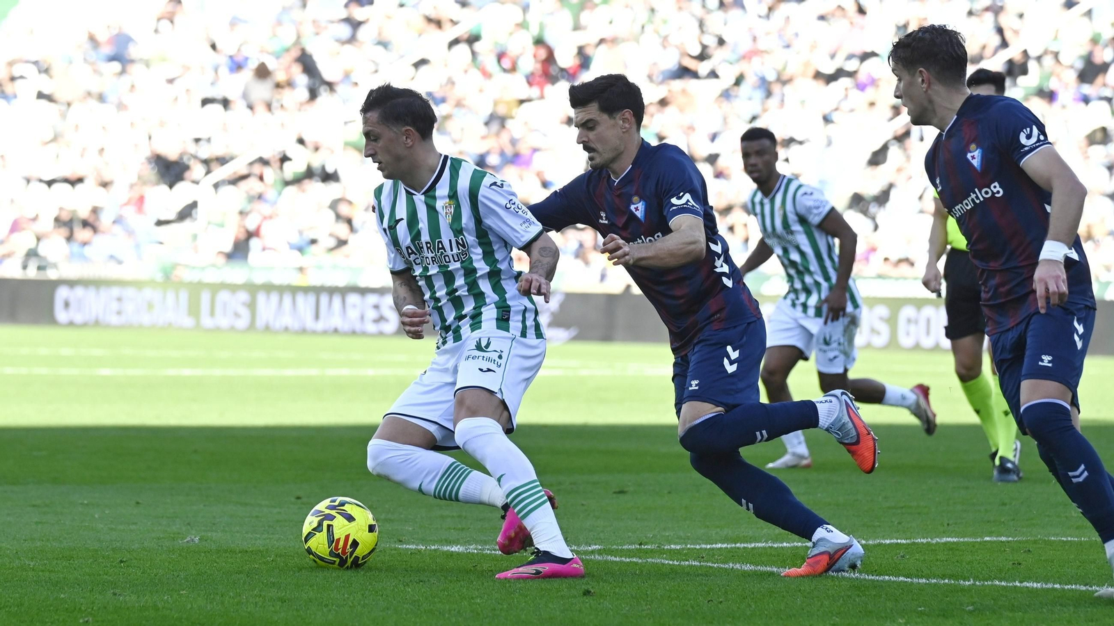 Carracedo es presionado por Sergio Álvarez.