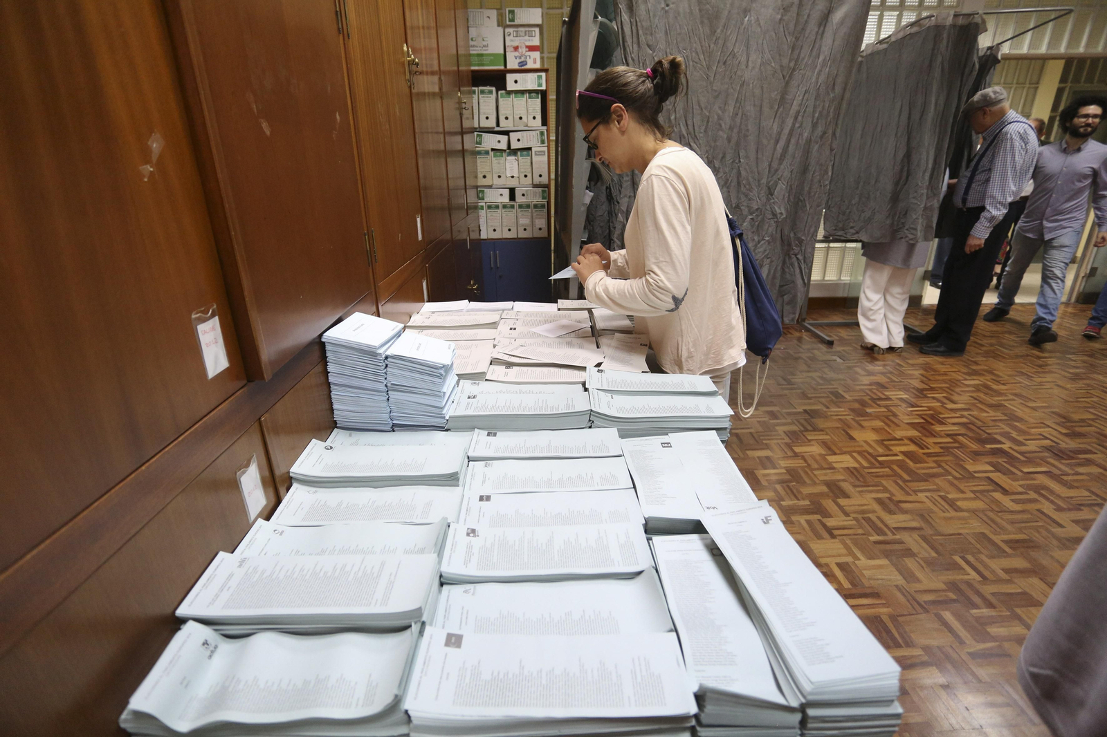 Una mujer elige su papeleta en un colegio electoral de Málaga.