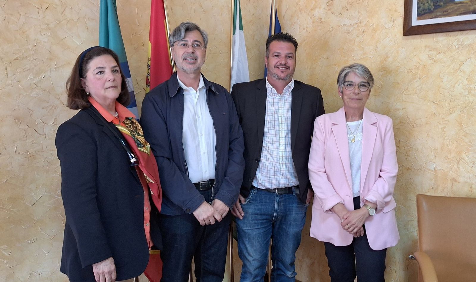 Miguel Ángel Escaño junto a Margarita Blanco y ediles del PSOE