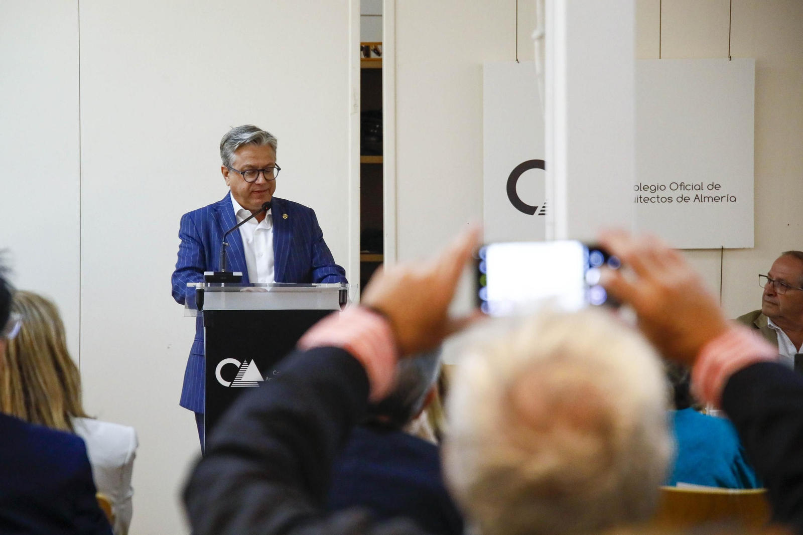 Imágenes del nombramiento como colegiado de honor a Santiago Alfonso en el colegio oficial de arquitectos de Almería