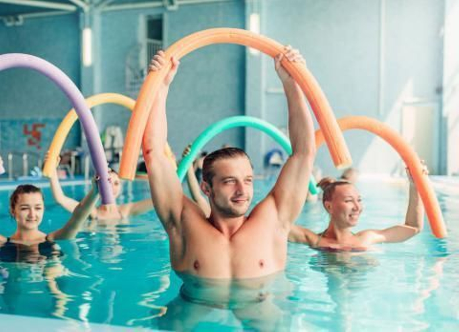 Cuatro deportes para adelgazar y tonificar en la piscina