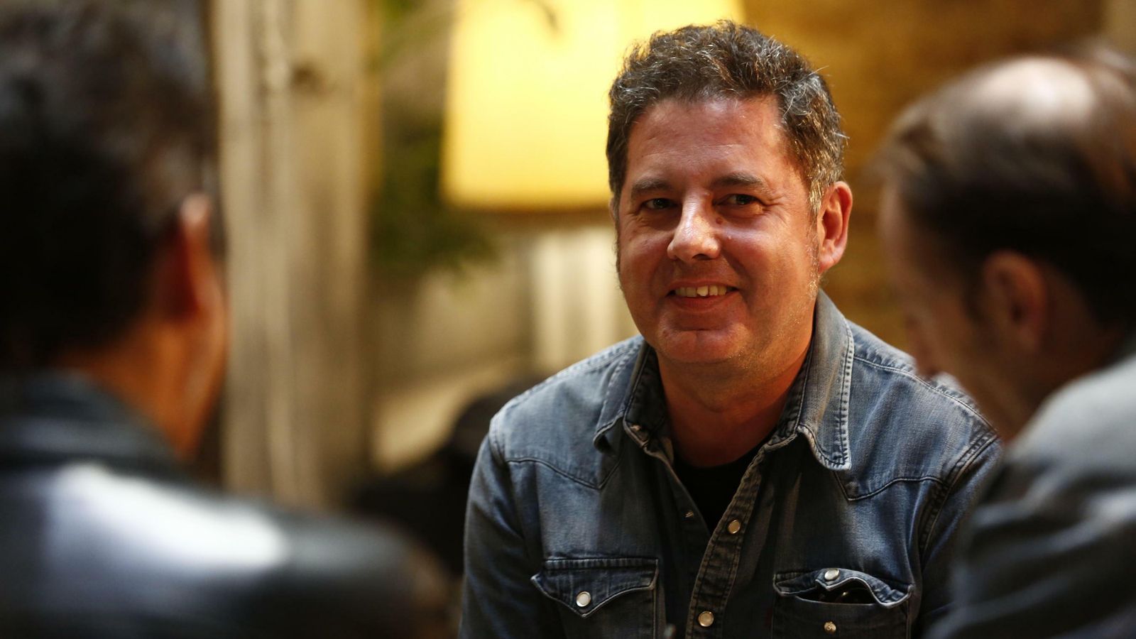 José Ignacio Lapido, guitarrista de 091 y compositor de las canciones del grupo, sonríe durante la entrevista.