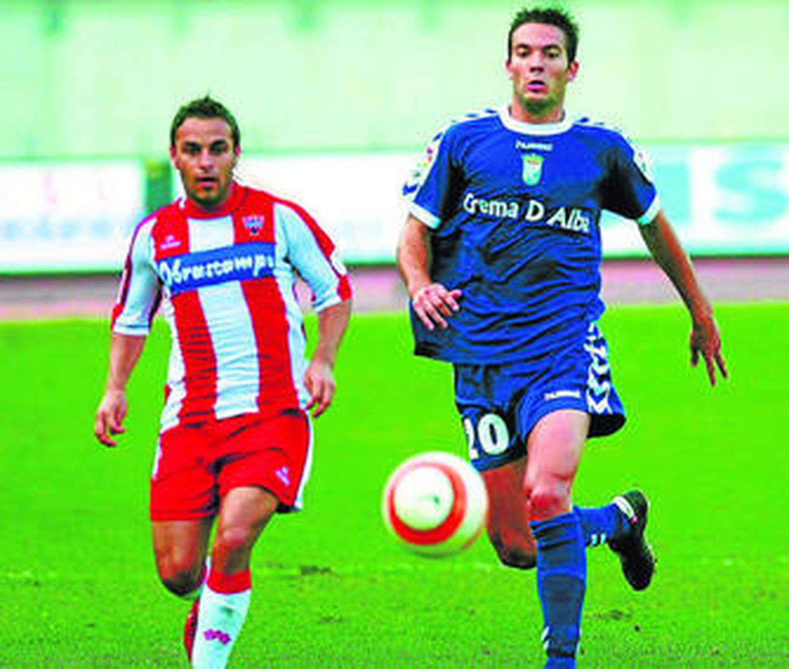 Crusat persigue un balón en el partido en el que marcó el 3-0 final.