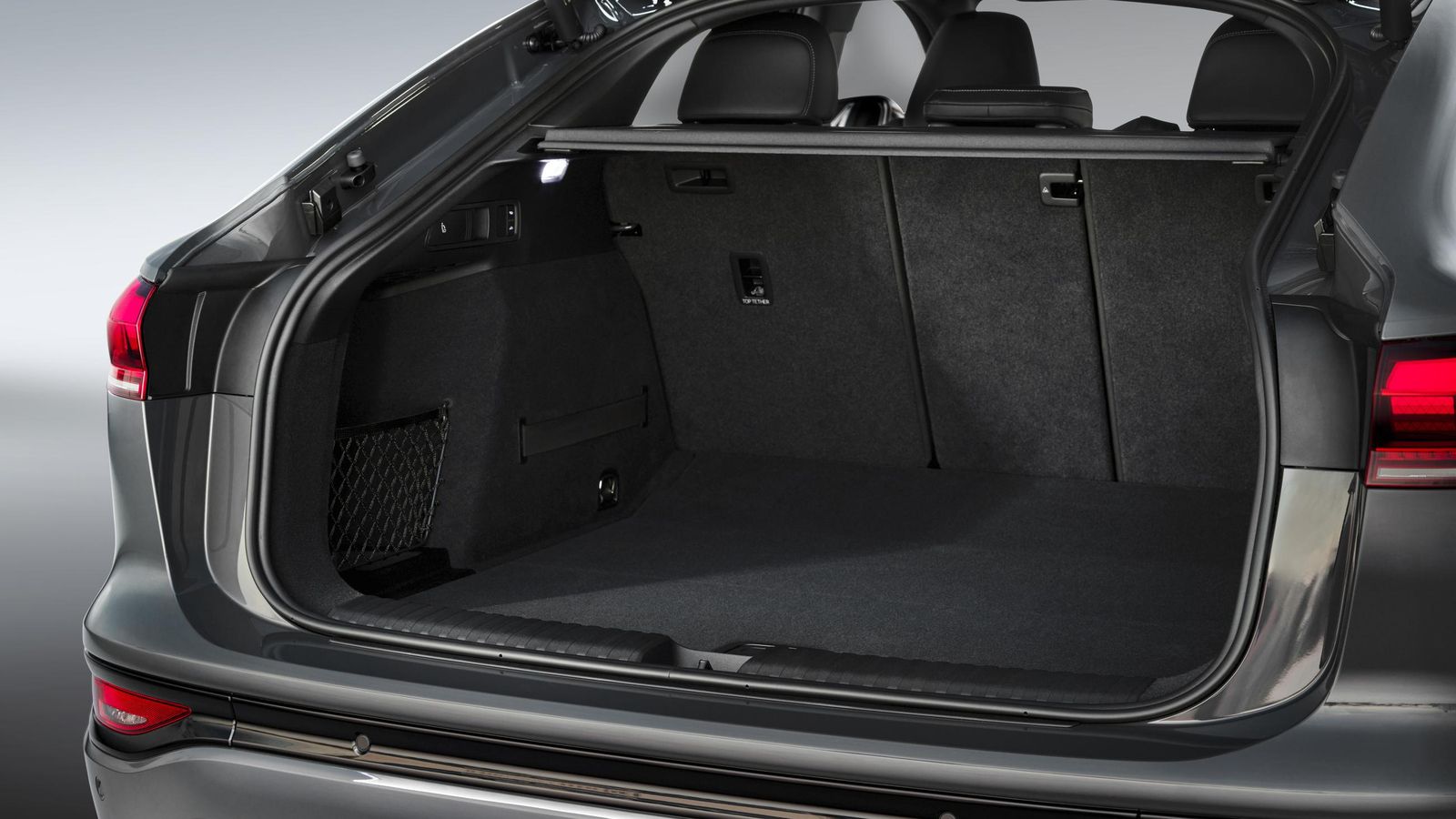 Apenas hay diferencia de volumen entre el maletero de las dos carrocerías del Q6 e-tron, con un acceso a través de un portón más inclinado en el Sportback.