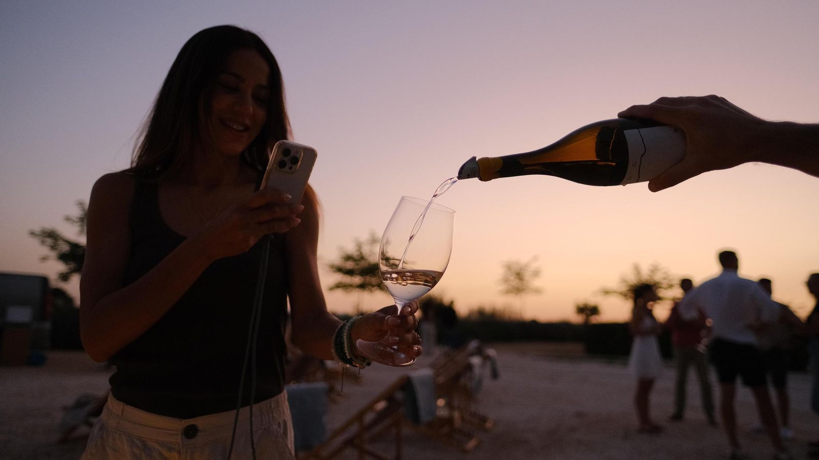 La actividad incluye la degustación de varios vinos de la bodega desde el atardecer