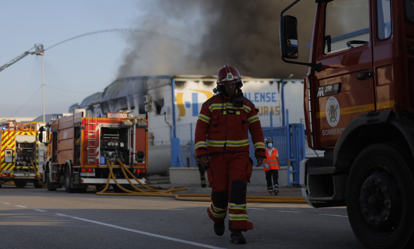 Las fotos del incendio de la fábrica de pinturas