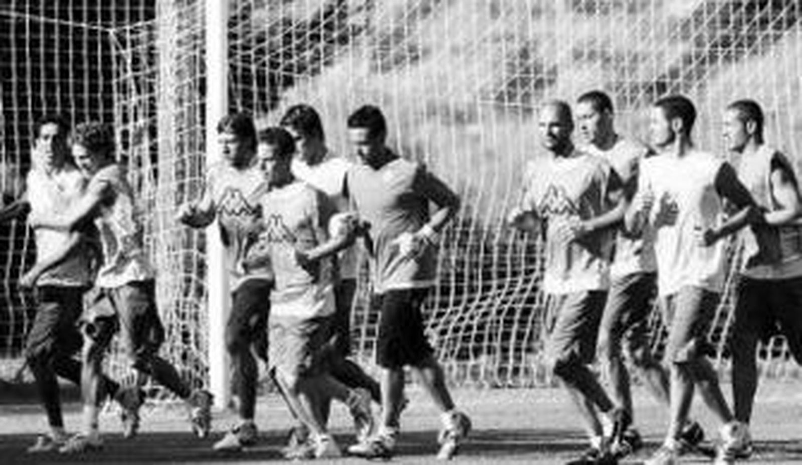 La plantilla realiza carrera antes del ejercicio con balón.