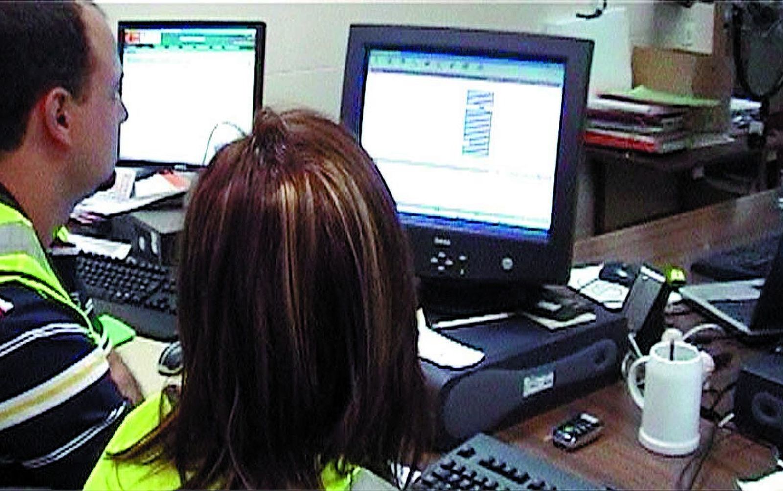 Dos agentes de la Guardia Civil realizan una investigación en internet.